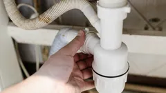 Vergeet de rioollucht: zo maak je de sifon thuis schoon met eenvoudige middelen