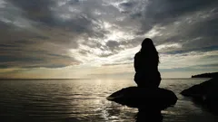 Waarom voel je je rustiger als je alleen bent? Psychologen onthullen verrassende redenen