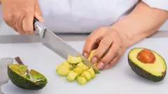 Waarom je een avocado niet met een metalen mes moet snijden: de reden die niet iedereen kent