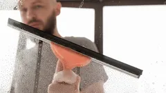 Hoe ramen vroeger streeploos werden gewassen: het geheim met twee doeken dat je zal verbazen