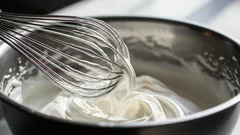 Hoe je eenvoudig slagroom klopt zonder mixer: de glazenpottruc die altijd werkt