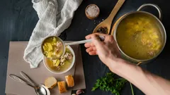 Waarom je soep altijd zonder deksel moet koken: de chef-kok onthult de echte reden