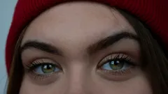 Wat betekent 'de driehoekige blik'? Psychologen onthullen geheime boodschappen