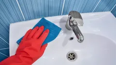 Elke douchebeurt is een kleine misdaad tegen het bad: één gewoonte voorkomt bacteriegroei