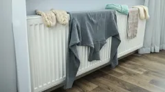 Waarom je nat wasgoed nooit op de verwarming moet leggen – dit kunnen de gevolgen zijn