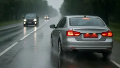 Auto glijdt plotseling weg op de weg: het grootste gevaar van regen dat zelfs professionals vergeten