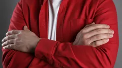 Gekruiste armen tijdens een gesprek kunnen meer zeggen dan woorden – uitleg van psychologen