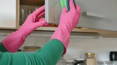 Oma's tip: zo verwijder je makkelijk hardnekkig vet in de keuken en meer met een betaalbaar middel