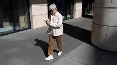 Kijk je constant op je telefoon tijdens het lopen? Psychologen vertellen over de negatieve gevolgen