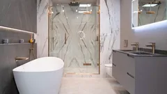 Wat te gebruiken in plaats van tegels in de badkamer: de beste alternatieven