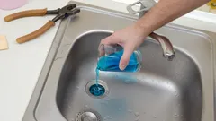 De klusjesmantruc: zo maak je je afvoer in 5 minuten vrij en ben je voorgoed van verstoppingen af