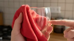 Hoe krijg je glazen servies weer perfect glanzend? Eenvoudige methoden zonder dure chemicaliën