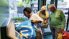 Voor sommigen afval, voor anderen eten: de winkels die plastic afval inzamelen en geld teruggeven