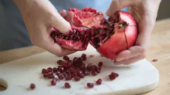 Hoe je een granaatappel in 10 seconden schoonmaakt: de watermethode die de natuurwetten tart