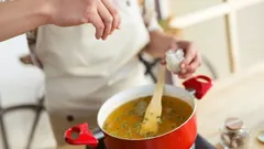 Hoe je elke soep binnen 30 seconden heerlijk en vol van smaak maakt: de chef-kok truc voor luie mensen