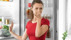 Deze simpele truc maakt je koelkast geurvrij: één eetlepel van dit huishoudmiddel doet wonderen