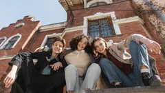 Sparen, leningen en stress: wat zeggen de cijfers over het geld van jongeren in 2025