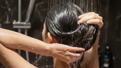 Hoe maak je je haar glad en glanzend zonder dure cosmetica — alledaagse huismiddeltjes