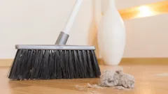 De grootste fouten bij het afstoffen – zo ruim je effectief op zodat stof niet terugkomt