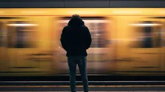 Naar beneden kijken tijdens het lopen: wat zegt dat over jouw persoonlijkheid? Psychologen leggen het uit